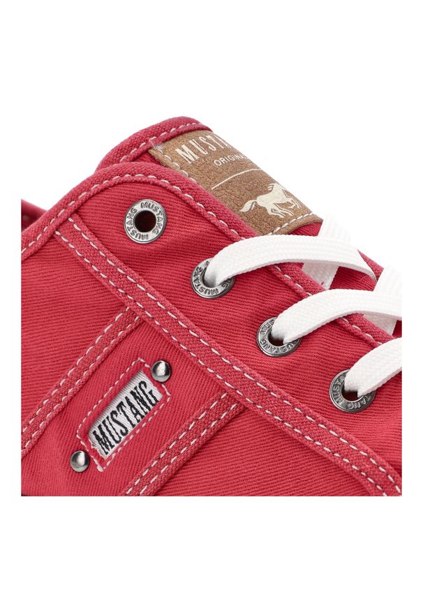 Czerwone Trampki Mustang Płaskie Obuwie Unisex. Okazja: na co dzień. Zapięcie: pasek. Kolor: czerwony. Materiał: materiał, guma, jeans. Sezon: lato. Styl: elegancki, casual, klasyczny