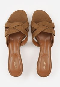 Born2be - Ciemnobeżowe Klapki VICES na Kaczuszkowym Obcasie z Przeplatanymi Paskami Merose. Okazja: na co dzień. Kolor: beżowy. Materiał: jeans. Wzór: paski. Obcas: na obcasie. Styl: casual, elegancki. Wysokość obcasa: średni #5