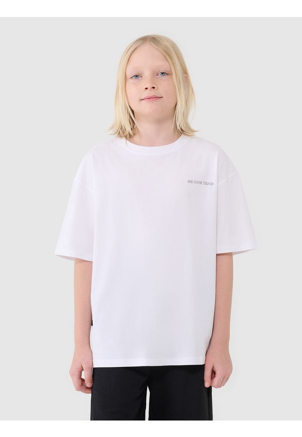 4f - 4F T-shirt oversize z napisem chłopięcy - biały 152 (11-12 lat). Okazja: na co dzień. Kolor: biały. Materiał: dzianina, bawełna, jersey. Długość rękawa: krótki rękaw. Długość: krótkie. Wzór: napisy. Sezon: lato. Styl: klasyczny, sportowy, casual