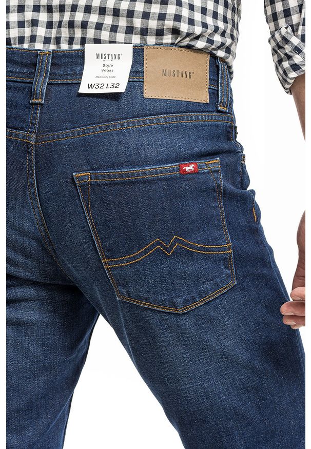 Mustang - MUSTANG VEGAS MĘSKIE SPODNIE JEANSOWE DENIM BLUE 1014039 5000 982. Okazja: na spotkanie biznesowe, na co dzień, na randkę. Stan: obniżony. Sezon: lato, wiosna. Styl: biznesowy, casual, sportowy, klasyczny, elegancki