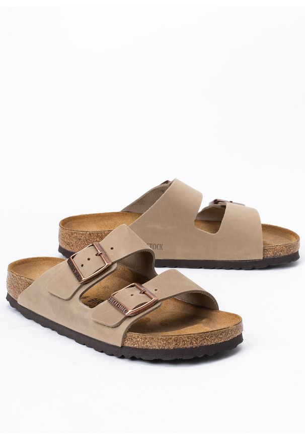 Birkenstock - Klapki damskie BIRKENSTOCK ARIZONA LEOI. Okazja: na co dzień, do pracy, na spacer. Kolor: brązowy. Styl: casual
