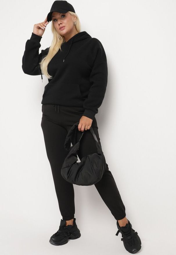 Born2be - Czarne Spodnie Dresowe z Gumką w Pasie oraz Troczkiem i Kieszeniami Liareine. Okazja: na co dzień. Kolor: czarny. Materiał: dresówka. Styl: casual, elegancki
