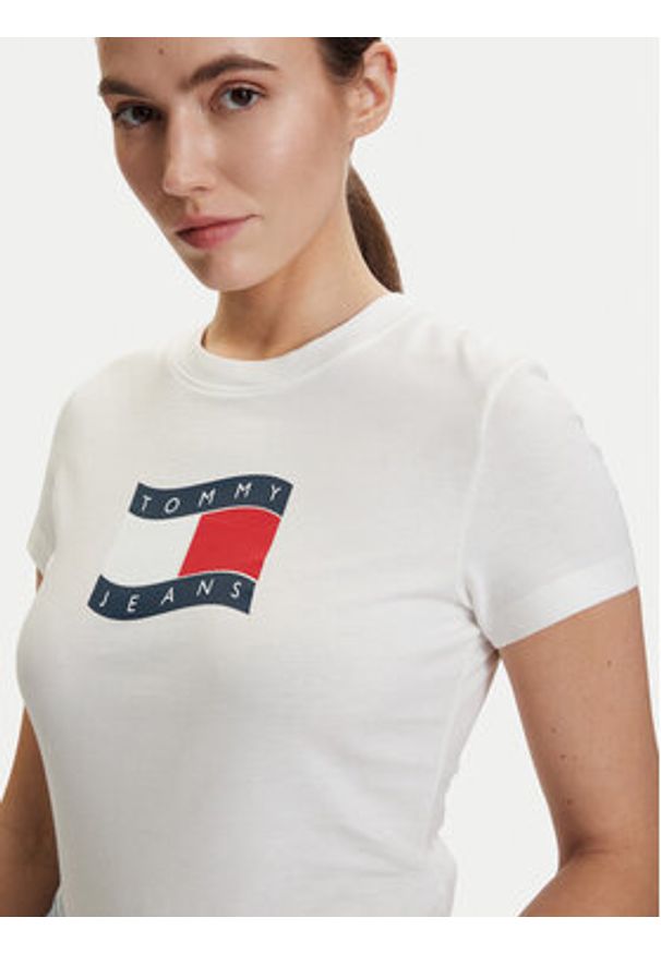 Tommy Jeans T-Shirt DW0DW22781 Écru Regular Fit. Kolor: kremowy. Materiał: bawełna