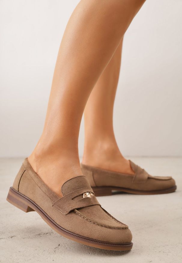 Born2be - Ciemnobeżowe Mokasyny VICES z Wkładką ze Skóry Naturalnej i Metaliczną Aplikacją Nanora. Nosek buta: okrągły. Kolor: beżowy. Materiał: skóra. Wzór: aplikacja. Obcas: na obcasie. Styl: klasyczny. Wysokość obcasa: niski