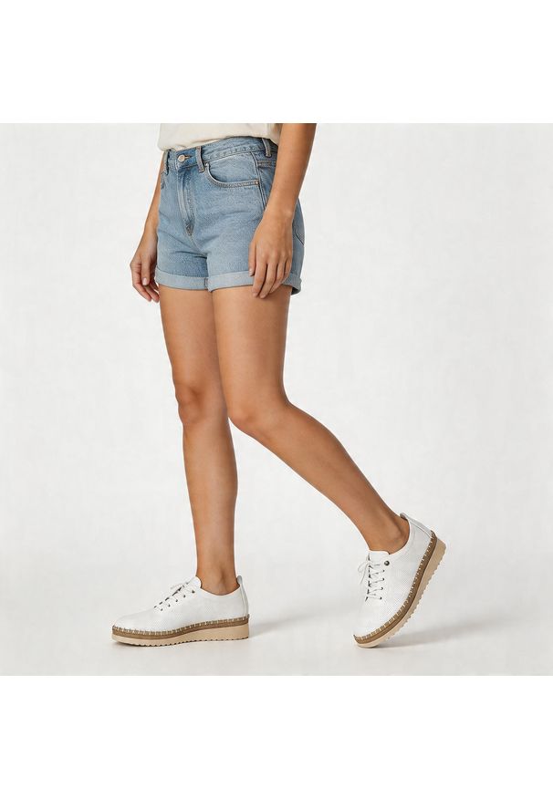 Półbuty damskie Filippo, cholewka ze skóry naturalnej licowej perforowana powierzchnia wiązany fason, białe, DP7542/26. Kolor: biały. Materiał: skóra. Szerokość cholewki: normalna