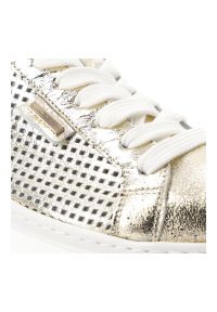 Sneakersy damskie Armodo, cholewka ze skóry naturalnej perforowana konstrukcja zapewniająca przewiewność klasyczne sznurowanie gruba stabilna podeszw. Okazja: na co dzień. Zapięcie: sznurówki. Kolor: złoty. Materiał: skóra. Szerokość cholewki: normalna. Wzór: ażurowy. Sezon: wiosna, lato. Styl: klasyczny #2