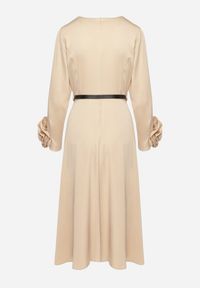 Born2be - Beżowa Sukienka Wieczorowa Ozdobiona Paskiem i Kwiatami 3D Temarita. Kolor: beżowy. Wzór: aplikacja, kwiaty. Styl: wizytowy #3