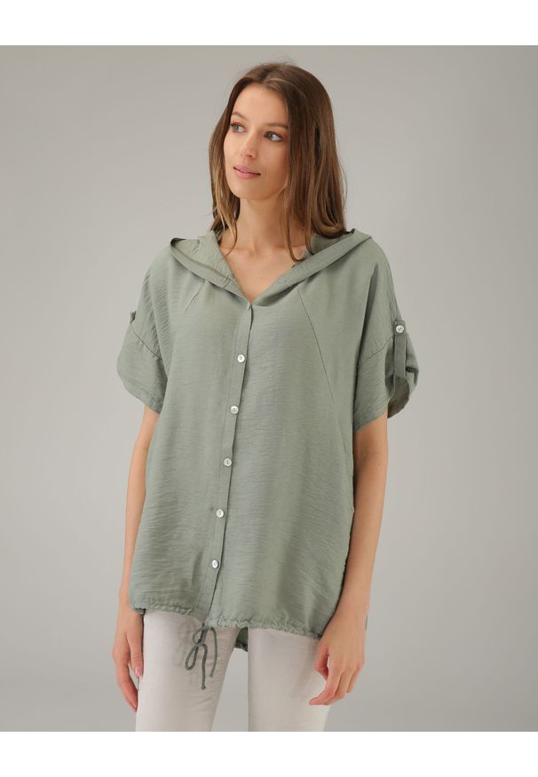 Unisono - ZIELONA NARZUTKA Z KAPTUREM 102-13511 MILITA. Typ kołnierza: kaptur. Kolor: zielony. Materiał: wiskoza