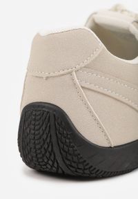 Renee - Beżowe Sneakersy z Podwójnym Sznurowaniem i Geometrycznymi Wstawkami Adrearah. Okazja: na co dzień. Kolor: beżowy. Wzór: geometria #7