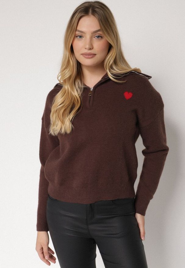 Born2be - Brązowy Sweter z Bawełną Wiskozą i Wełną Ozdobiony Sercem Monissea. Okazja: do pracy, na co dzień. Kolor: brązowy. Materiał: wełna, bawełna, wiskoza. Wzór: aplikacja. Styl: casual
