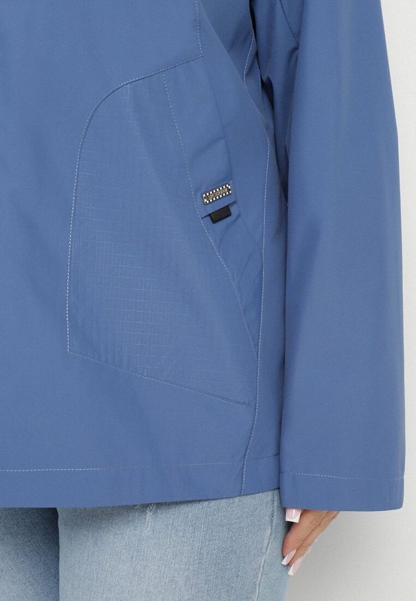 Born2be - Niebieska Kurtka o Prostym Kroju z Odpinanym Kapturem Nusanelis. Okazja: na co dzień. Kolekcja: plus size. Kolor: niebieski. Materiał: jeans. Styl: sportowy, elegancki, klasyczny, casual