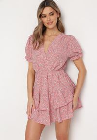 Born2be - Różowa Sukienka Mini z Falbankami i Kopertowym Dekoltem z Gumką w Talii Isarola. Typ kołnierza: kołnierz z falbankami. Kolor: różowy. Wzór: kwiaty. Sezon: lato. Typ sukienki: kopertowe. Długość: mini #1