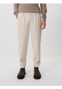 Reserved - Spodnie chino regular fit - beżowy. Kolor: beżowy. Materiał: bawełna, dzianina