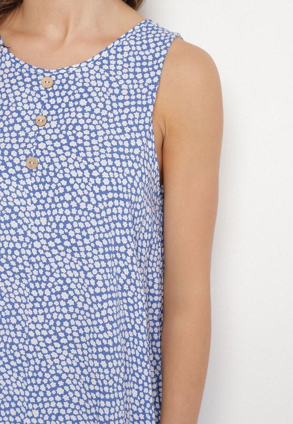 Born2be - Niebieska Bawełniana Rozkloszowana Sukienka Ozdobiona Kwiatami i Guzikami Lisavella. Okazja: na spacer, na co dzień. Kolor: niebieski. Materiał: bawełna. Wzór: aplikacja, kwiaty. Sezon: lato. Styl: klasyczny, casual, elegancki