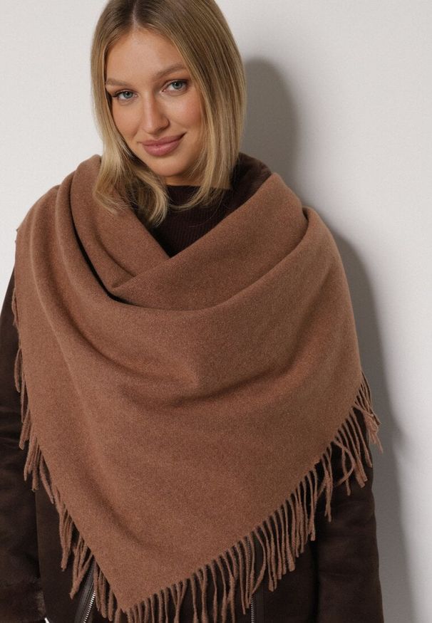 Born2be - Jasnobrązowy Trójkątny Szalik z Wiskozy i Bawełny z Frędzlami Vetirala. Okazja: na co dzień, do pracy, na spotkanie biznesowe. Kolor: brązowy. Materiał: bawełna, wiskoza. Styl: biznesowy, casual, elegancki
