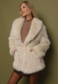 Born2be - Beżowa Kurtka Futerko o Prostym Kroju z Cienkim Wiązanym Paskiem Casatte. Okazja: do pracy, na spotkanie biznesowe. Typ kołnierza: golf. Kolor: beżowy. Materiał: futro. Wzór: aplikacja. Styl: biznesowy #1