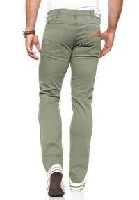 Wrangler - WRANGLER SPODNIE MĘSKIE GREENSBORO DUSTY GREEN W15QSM22A. Materiał: materiał #3