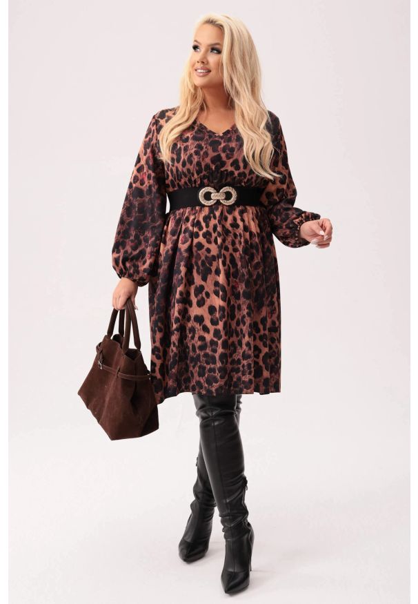 Moda Size Plus Iwanek - Sukienka Luna - elegancja ze zwierzęcym wzorem PLUS SIZE XXL. Okazja: na co dzień. Kolekcja: plus size. Materiał: tkanina, poliester, materiał, elastan. Długość rękawa: długi rękaw. Wzór: motyw zwierzęcy. Typ sukienki: dla puszystych. Styl: casual, elegancki. Długość: midi