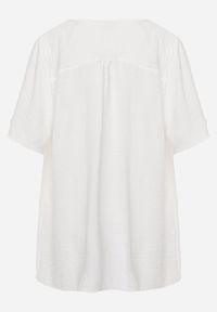 Renee - Biała Bluzka z Haftowanym Dekoltem i Krótkimi Rękawami Junelia. Kolor: biały. Długość rękawa: krótki rękaw. Długość: krótkie. Wzór: haft. Sezon: wiosna, lato #5