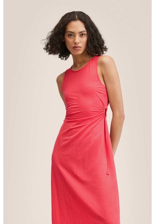 mango - Mango sukienka Gabete kolor czerwony midi prosta. Okazja: na co dzień. Kolor: czerwony. Materiał: włókno. Typ sukienki: proste. Styl: casual. Długość: midi