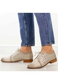 Beżowe ażurowe skórzane półbuty damskie Cambell 19386. Okazja: na co dzień. Nosek buta: okrągły. Kolor: beżowy. Szerokość cholewki: normalna. Wzór: ażurowy. Materiał: skóra. Sezon: wiosna, lato. Obcas: na obcasie. Styl: casual, klasyczny, elegancki #1