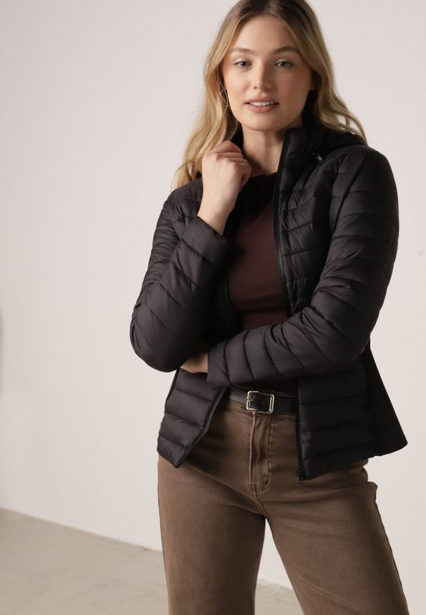 Born2be - Czarna Pikowana Kurtka Przejściowa z Kapturem i Elastycznymi Panelami Feziala. Okazja: na co dzień. Typ kołnierza: kaptur. Kolor: czarny. Materiał: jeans, nylon. Sezon: wiosna. Styl: casual, sportowy