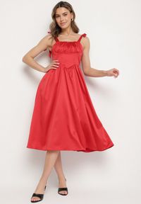 Born2be - Czerwona Rozkloszowana Sukienka Vices na Wiązanych Ramiączkach Natavine. Okazja: na co dzień, na imprezę. Typ kołnierza: dekolt kwadratowy. Kolor: czerwony. Materiał: poliester, jeans. Długość rękawa: na ramiączkach. Sezon: lato. Styl: casual, klasyczny #1