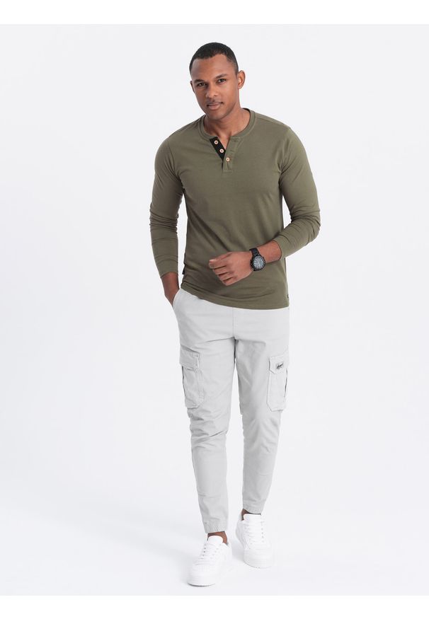 Ombre Clothing - Bawełniany longsleeve męski z guzikami przy dekolcie - ciemnooliwkowy V1 - Rozmiar: M. Okazja: na co dzień. Kolor: oliwkowy. Materiał: bawełna. Długość rękawa: długi rękaw. Wzór: aplikacja. Styl: klasyczny, casual