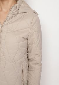 Born2be - Ciemnobeżowa Pikowana Kurtka Przejściowa z Odpinanym Kapturem Ninorwena. Okazja: na co dzień. Kolor: beżowy. Styl: klasyczny, casual, elegancki #5