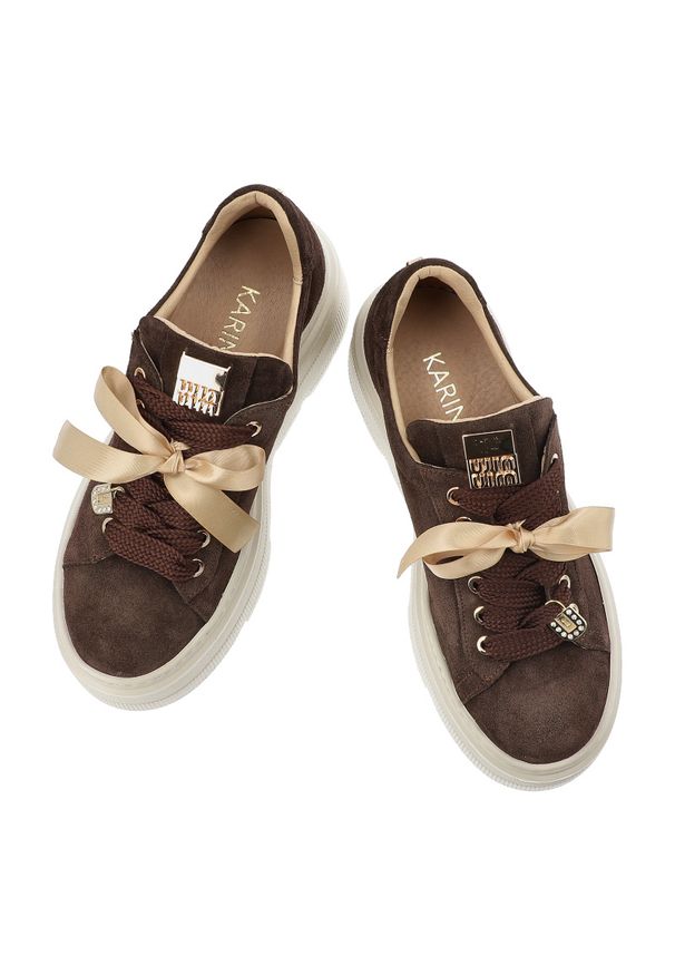 Sneakersy damskie Karino, cholewka ze skóry naturalnej welurowej platformowa podeszwa dekoracyjne wiązanie stabilna konstrukcja zapewniająca komfort. Okazja: na co dzień. Zapięcie: sznurówki. Kolor: brązowy. Materiał: skóra, welur. Szerokość cholewki: normalna. Obcas: na platformie. Styl: casual, elegancki
