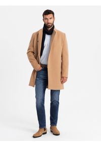 Ombre Clothing - Męski płaszcz z asymetrycznym zapięciem i wysokim kołnierzem – jasnobrązowy V4. Okazja: na co dzień. Typ kołnierza: kołnierzyk stójkowy. Kolor: brązowy. Materiał: wiskoza, poliester, materiał, syntetyk, włókno. Długość: długie. Wzór: aplikacja, jednolity. Styl: wizytowy, casual, elegancki #2
