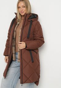 Born2be - Brązowa Kurtka z Kapturem i Kieszeniami w Kraciaste Pikowane Przeszycia Ettaline. Okazja: na co dzień. Typ kołnierza: kaptur. Kolor: brązowy. Materiał: jeans. Styl: klasyczny, casual, elegancki, sportowy #5