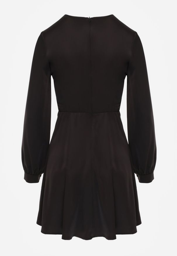 Born2be - Czarna Satynowa Sukienka VICES z Bawełny o Kopertowym Kroju Glanita. Okazja: na co dzień. Kolor: czarny. Materiał: satyna, bawełna. Typ sukienki: kopertowe. Styl: casual, klasyczny