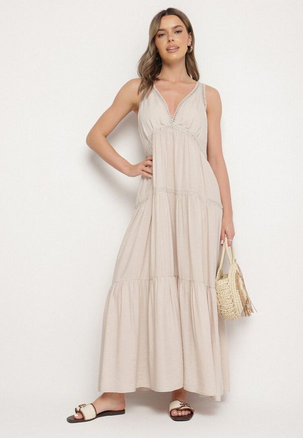 Born2be - Beżowa Sukienka z Wiskozą i Szydełkowym Wzorem Meviellea. Okazja: na co dzień. Typ kołnierza: dekolt w kształcie V. Kolor: beżowy. Materiał: wiskoza. Wzór: haft. Styl: casual, elegancki