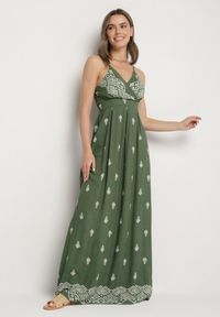 Born2be - Zielona Bawełniana Sukienka Rozkloszowana z Kopertowym Dekoltem i Wiązaniem Revevra. Okazja: na randkę, na co dzień. Typ kołnierza: dekolt kopertowy. Kolor: zielony. Materiał: bawełna. Długość rękawa: na ramiączkach. Typ sukienki: kopertowe. Styl: casual #2