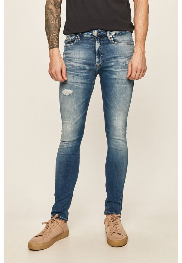 Calvin Klein Jeans - Jeansy CKJ 016. Kolor: niebieski. Materiał: bawełna, poliester, denim, elastan