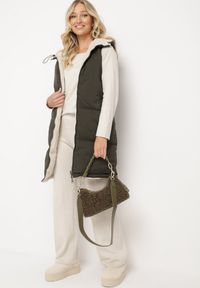 Born2be - Ciemnozielona Pikowana Kamizelka Dwustronna z Futerkiem Typu Baranek i Kapturem Lertiala. Okazja: na co dzień. Kolor: zielony. Materiał: futro. Wzór: aplikacja. Styl: casual, elegancki, klasyczny #1