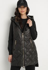 Born2be - Czarna Pikowana Kamizelka z Kapturem i Ozdobną Naszywką Liselilia. Okazja: na co dzień. Typ kołnierza: kaptur. Kolor: czarny. Materiał: jeans. Wzór: aplikacja. Styl: casual, elegancki, sportowy #3