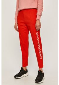 Calvin Klein Jeans - Spodnie. Stan: podwyższony. Kolor: czerwony. Materiał: bawełna, poliester, dzianina. Wzór: nadruk, gładki #1