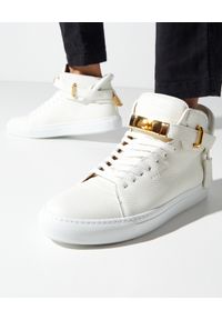 BUSCEMI - Białe sneakersy z ozdobną kłódką. Kolor: biały. Materiał: guma. Szerokość cholewki: normalna. Wzór: aplikacja #1