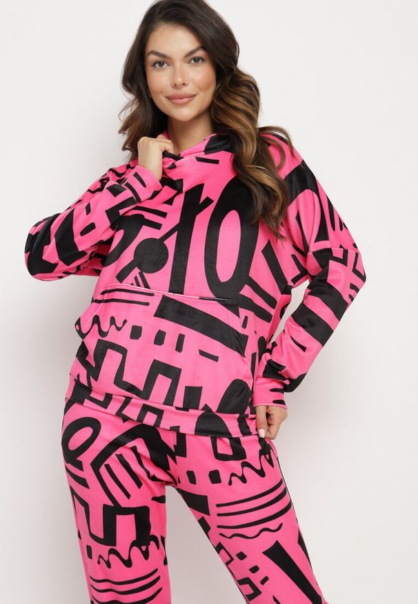 Born2be - Różowy Komplet Dresowy Bluza z Kapturem i Kieszenią Typu Kangurek Spodnie z Kieszeniami Ivondria. Kolor: różowy. Materiał: dresówka