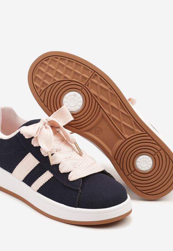 Renee - Granatowo-Różowe Sneakersy na Niskiej Platformie z Naszywkami Flordexia. Okazja: na co dzień. Kolor: niebieski. Materiał: jeans. Wzór: aplikacja. Obcas: na platformie