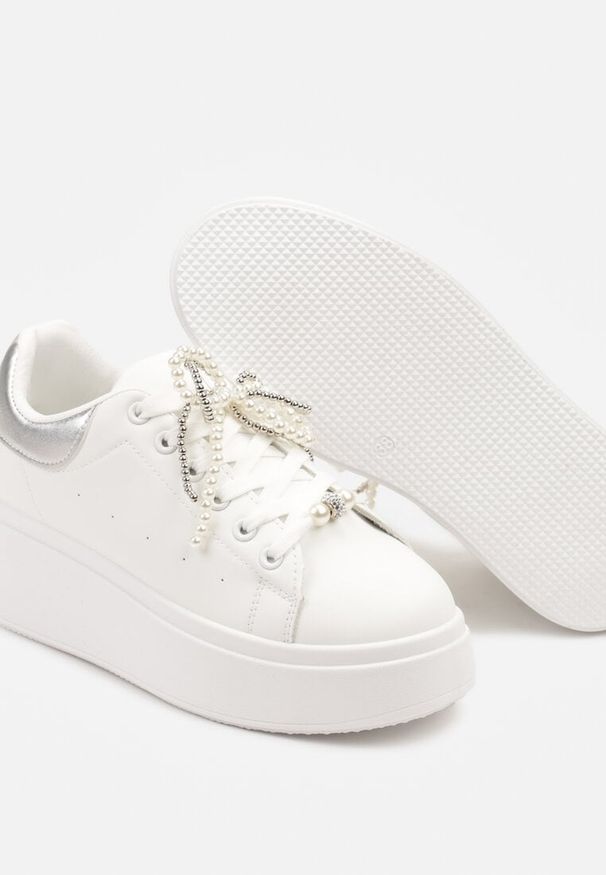 Born2be - Biało-Srebrne Sneakersy na Grubej Podeszwie Ozdobione Perełkami na Sznurówkach Sellira. Okazja: na co dzień. Nosek buta: okrągły. Zapięcie: sznurówki. Kolor: biały. Materiał: jeans. Wzór: aplikacja