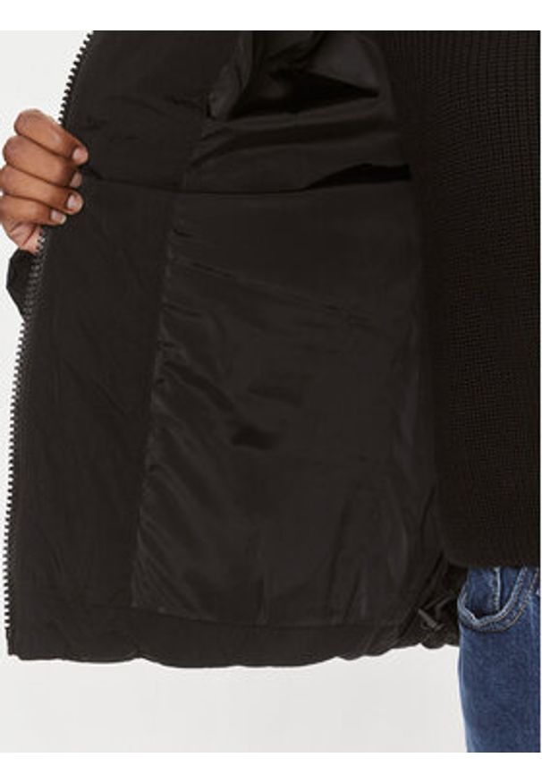 Calvin Klein Jeans Kurtka zimowa J20J221901 Czarny Regular Fit. Kolor: czarny. Materiał: syntetyk. Sezon: zima