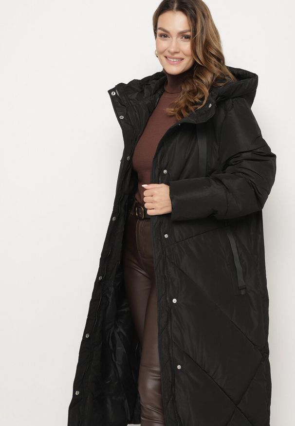 Born2be - Czarna Pikowana Kurtka o Długim Pudełkowym Kroju z Kapturem i Kieszeniami Attesina. Okazja: na co dzień. Typ kołnierza: kaptur. Kolor: czarny. Materiał: jeans, wełna. Długość: długie. Sezon: zima. Styl: elegancki, casual, klasyczny