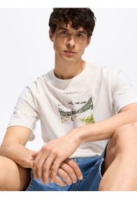 Reserved - T-shirt comfort z nadrukiem - złamana biel. Materiał: bawełna, dzianina. Wzór: nadruk #1