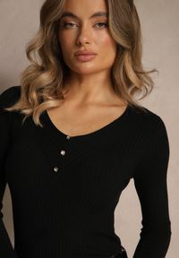 Renee - Czarny Sweter z Dzianiny w Prążki z Dekoltem w Serek i Aplikacjami Rallenia. Okazja: na co dzień. Typ kołnierza: dekolt w serek. Kolor: czarny. Materiał: dzianina. Długość rękawa: długi rękaw. Długość: długie. Wzór: aplikacja, prążki. Styl: casual #5