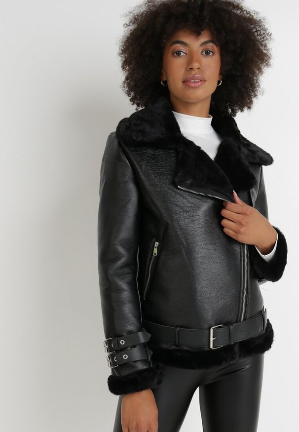 Born2be - Czarna Kurtka Biker Thalica. Okazja: na co dzień. Kolor: czarny. Materiał: futro. Długość rękawa: długi rękaw. Długość: krótkie. Wzór: aplikacja. Sezon: jesień, zima. Styl: casual