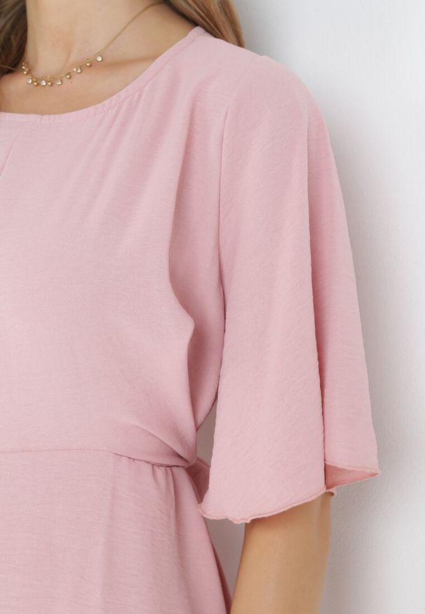 Born2be - Jasnoróżowa Sukienka Maxi z Ozdobnym Wiązaniem i Gumką w Talii Myrcella. Kolor: różowy. Długość: maxi