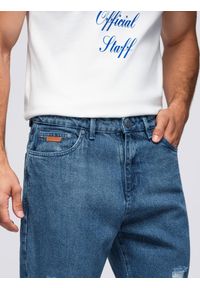 Ombre Clothing - Jeansowe spodnie męskie CARROT FIT z przetarciami – niebieskie V2 - Rozmiar: XL. Okazja: na co dzień. Kolor: niebieski. Materiał: jeans. Wzór: aplikacja. Styl: klasyczny, casual #7